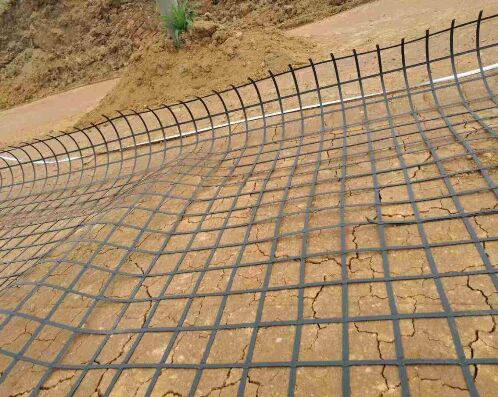 土工格柵安裝現(xiàn)場