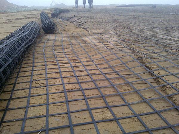 冬季和夏季鋪設(shè)土工格柵有哪些不同影響